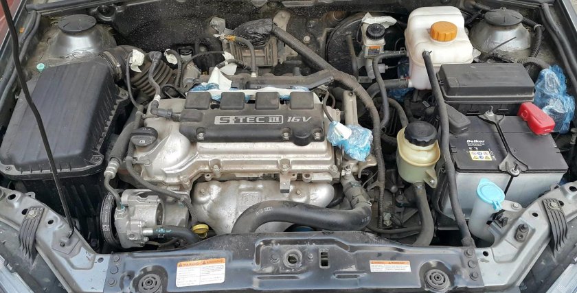 Подкапотка Дэу Джентра