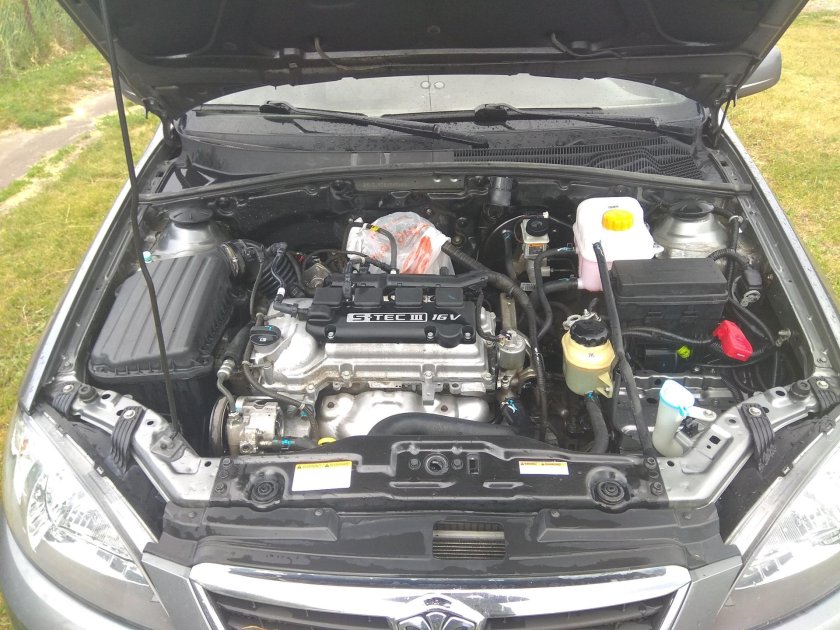 Подкапотное пространство Дэу Джентра