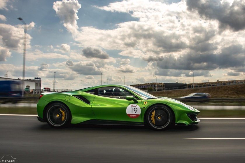 Феррари зеленая