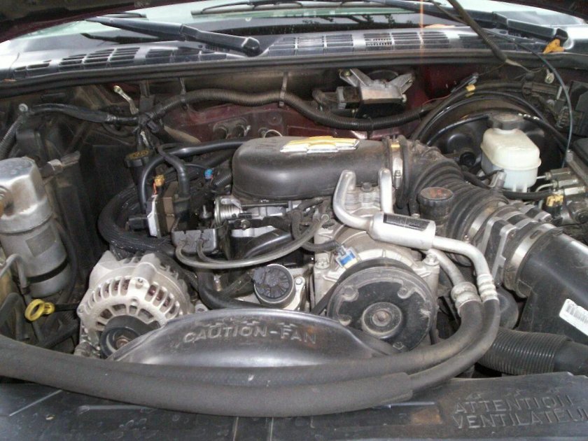 Chevrolet Astro engine compartment