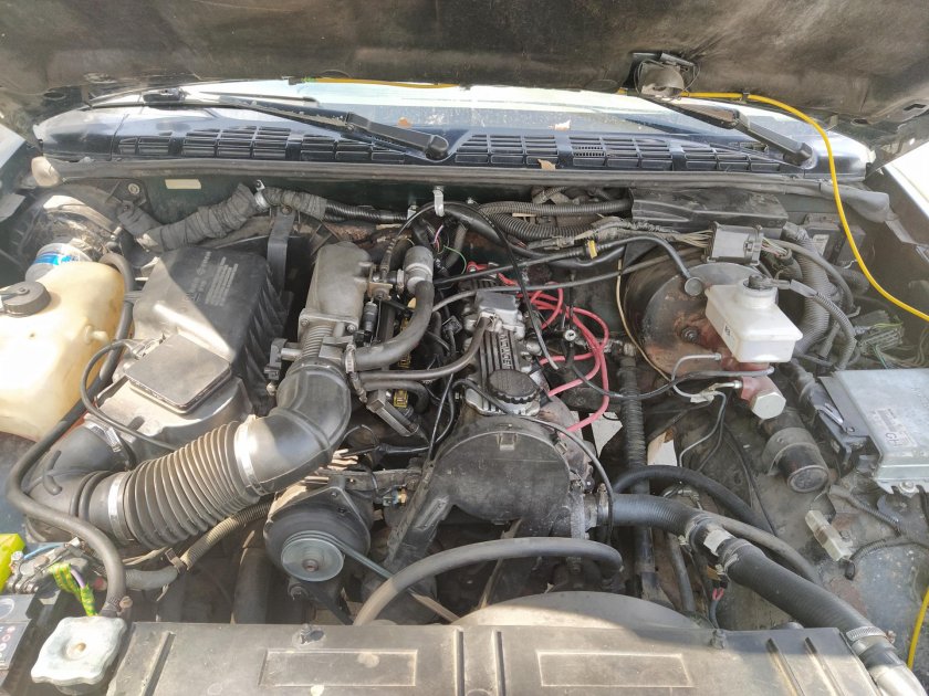 Chevrolet Blazer s15 2.2 двигатель подкапотное