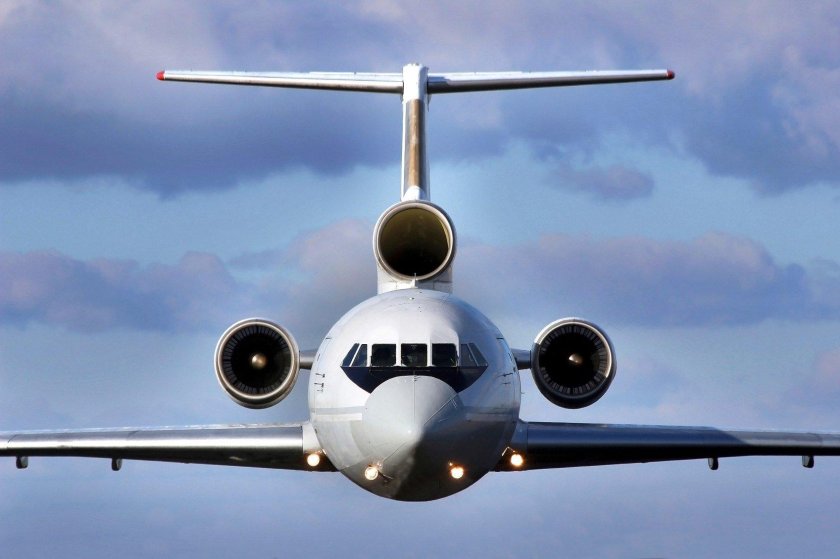 Самолет спереди