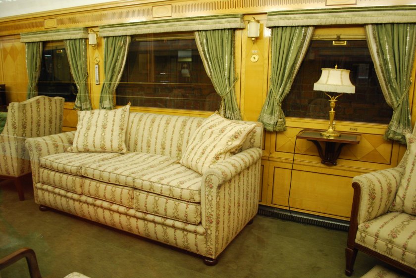 Королевский поезд выход королевы