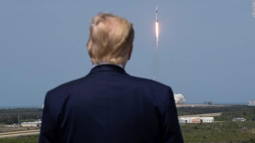 Трамп стоит