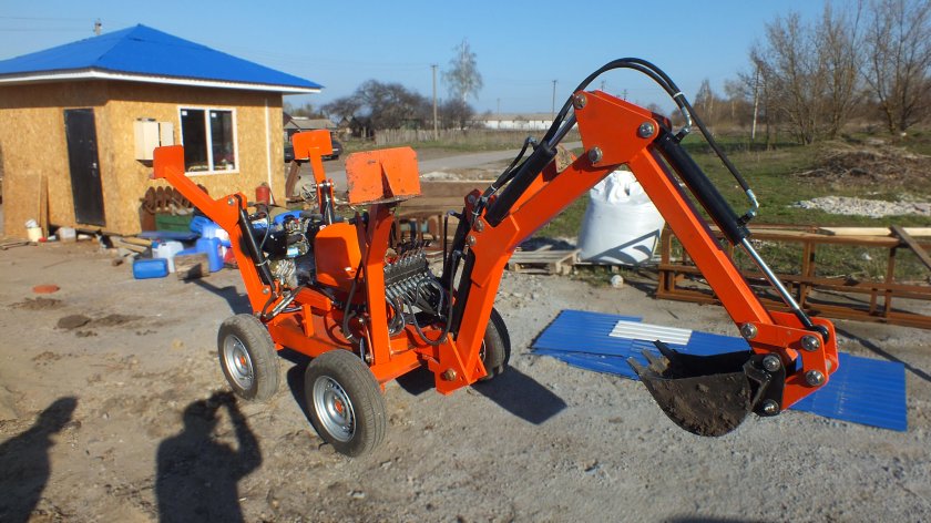 Прицепной мини экскаватор