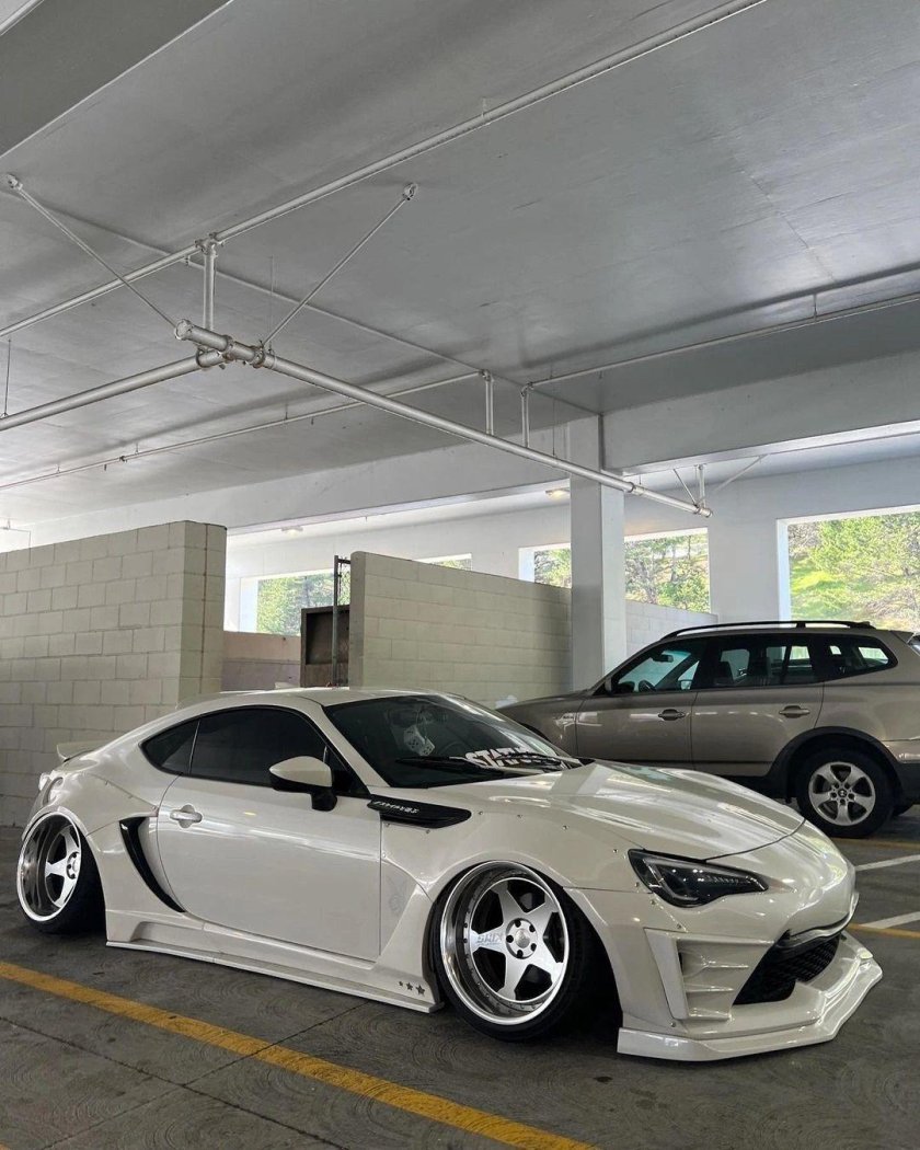 Феррари белая