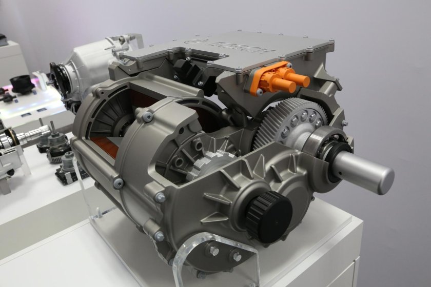 Тяговый электродвигатель электромобиля Тесла