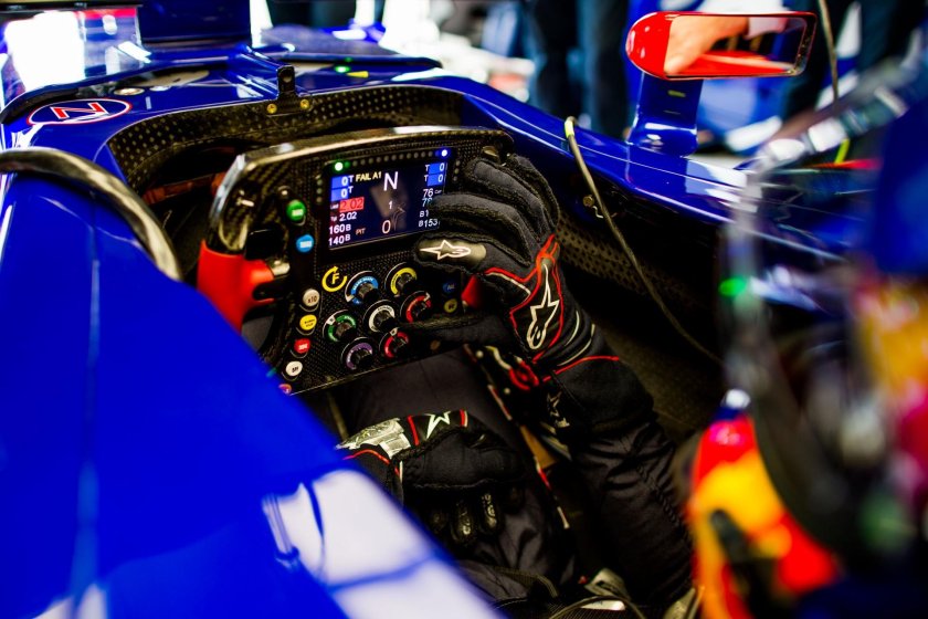 Руль болида f1