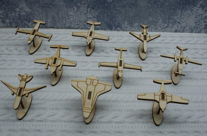 Самолет из дерева