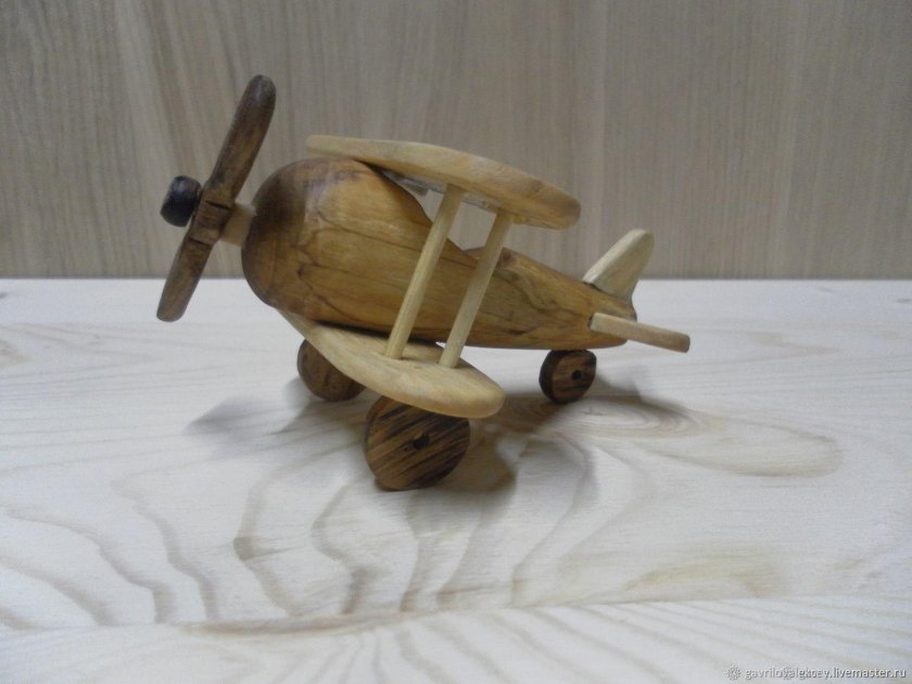 Самолёт игрушка из дерева