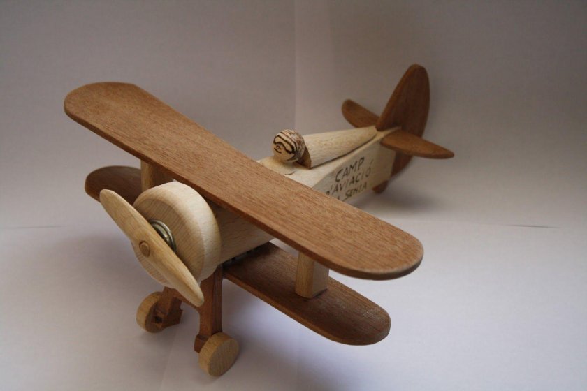 Самолет из дерева