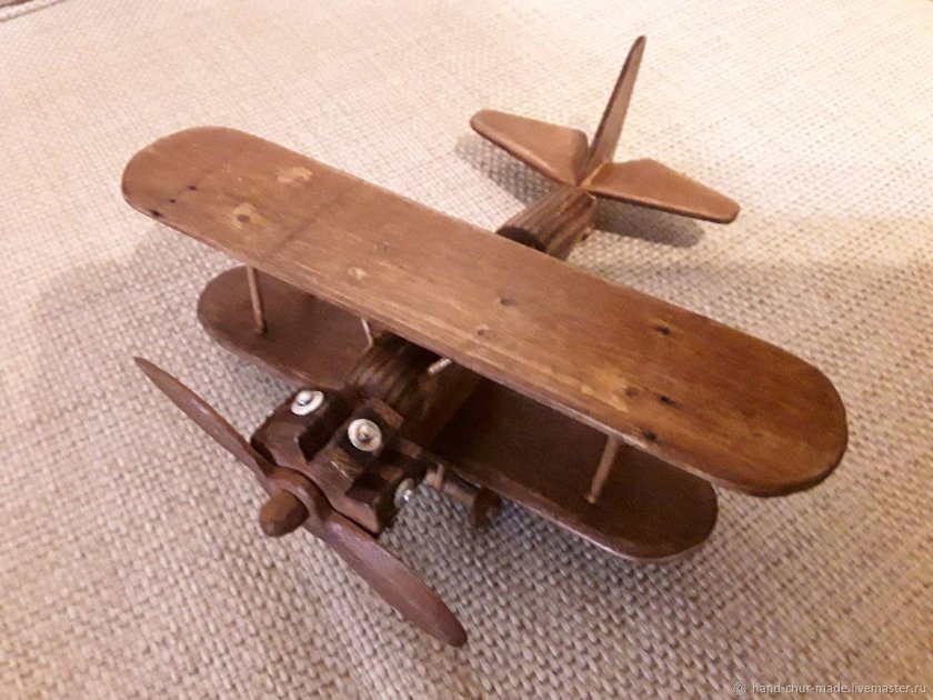 Самолет из дерева