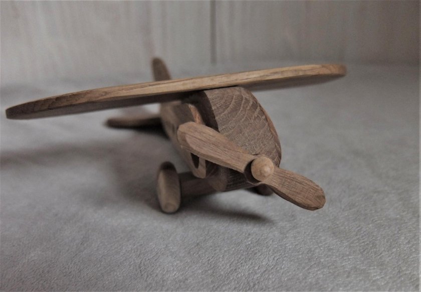 Самолет из дерева