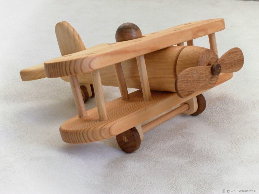 Самолет из дерева