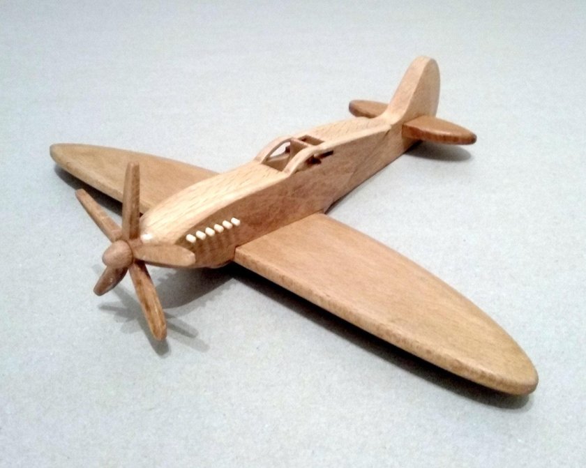 Деревянный истребитель