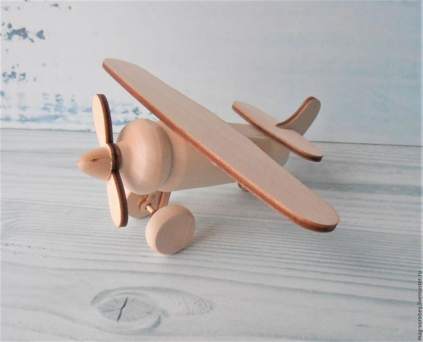 Самолет из дерева