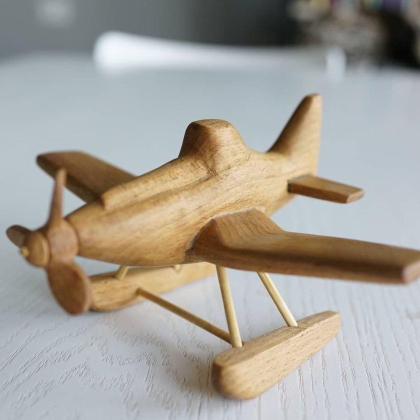 Самолет из дерева