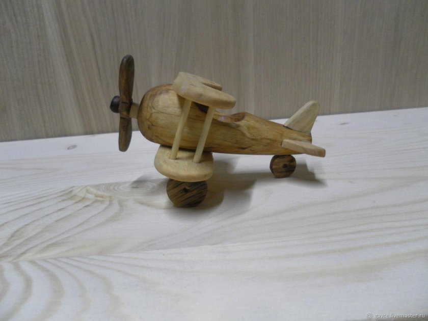Самолет деревянный