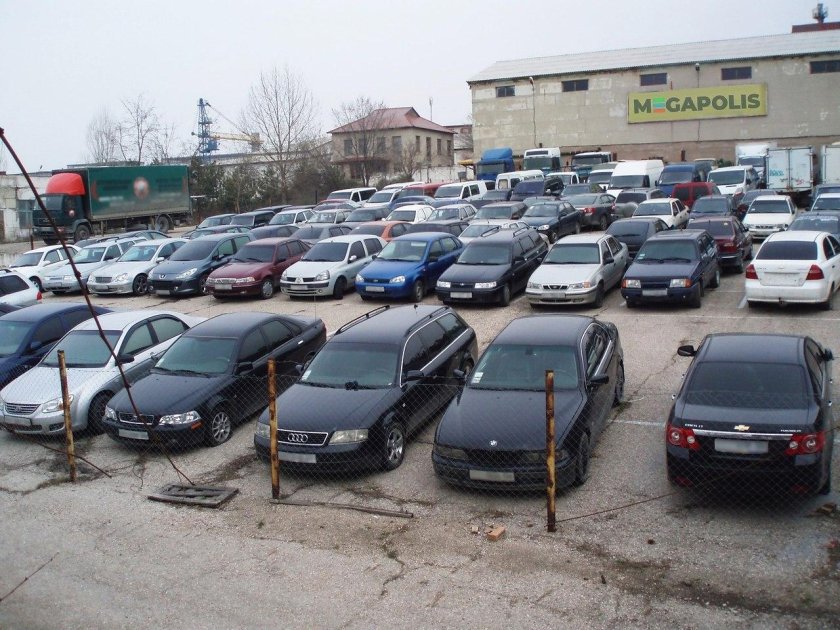 Стоянка конфискованных авто
