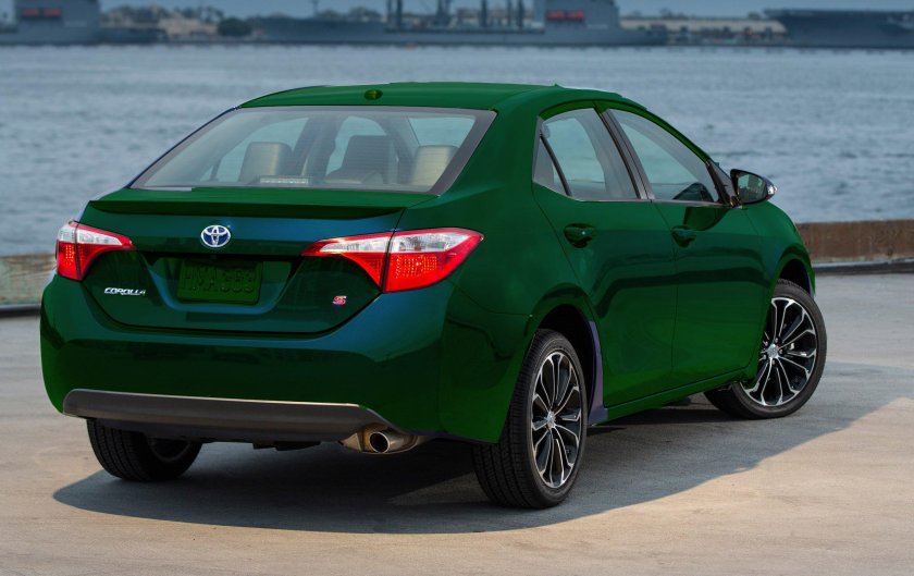 Тойота Королла темно зеленая