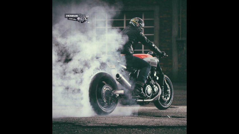 Мотоцикл в дыму