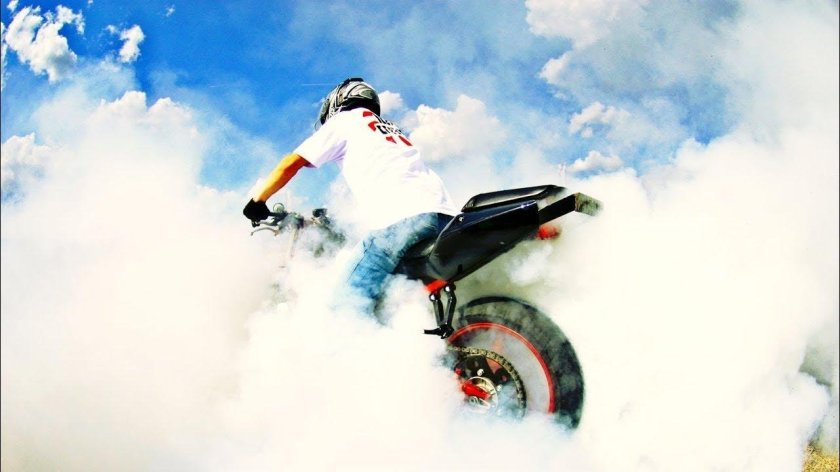 Мотоцикл в дыму