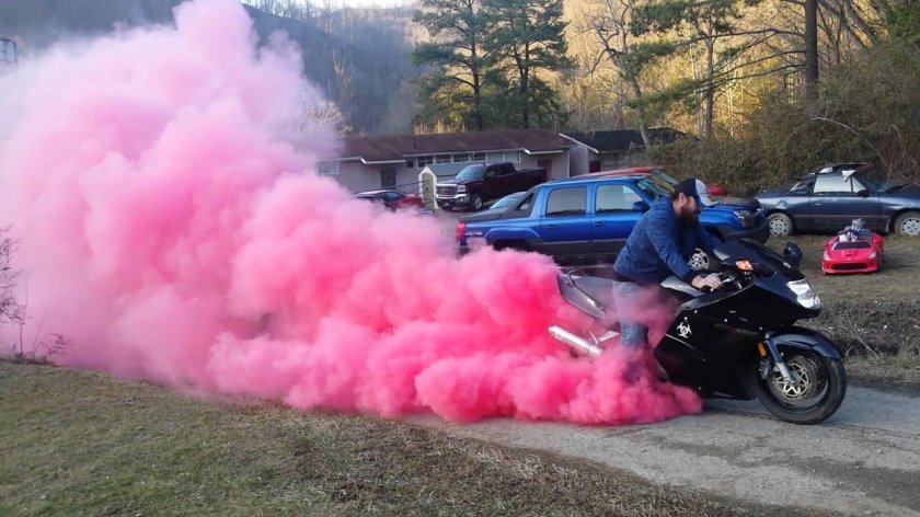 Мотоцикл и цветной дым