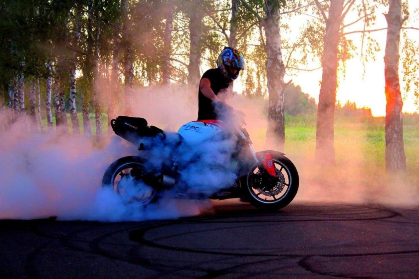 Мотоцикл в дыму