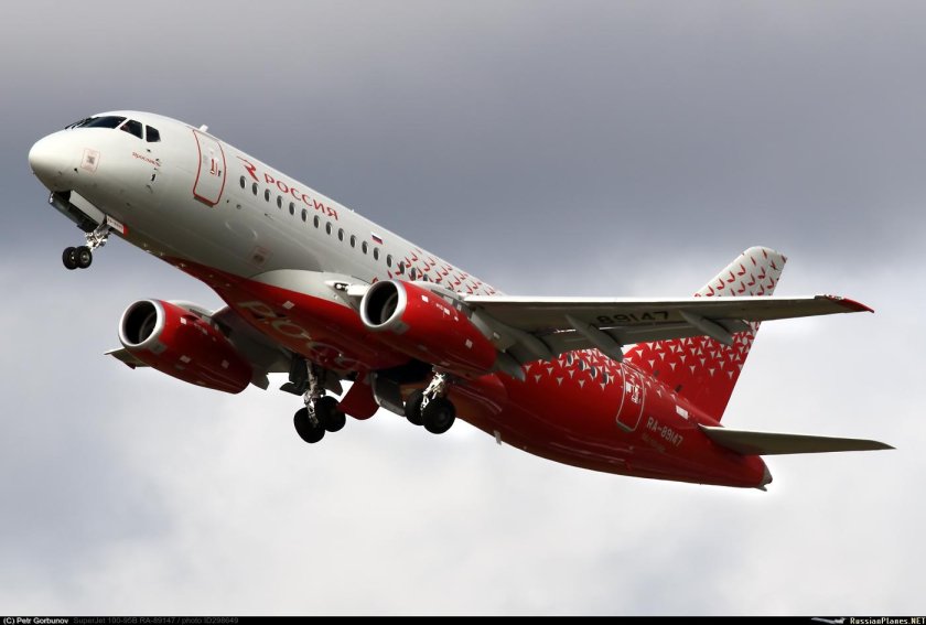 Самолёт с красным хвостом