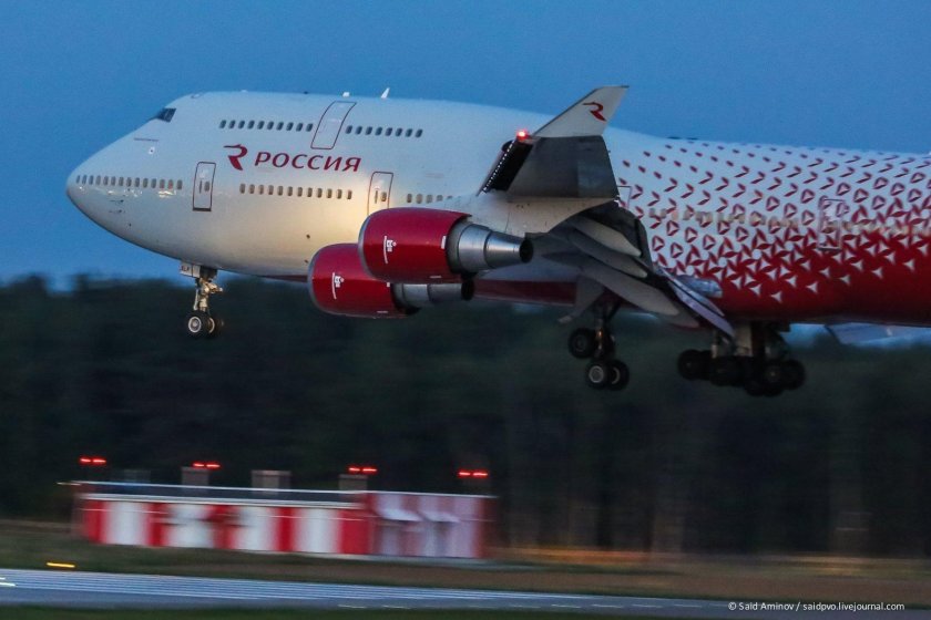 Боинг 747 ред Вингс