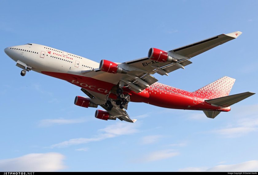 Боинг 747 красный