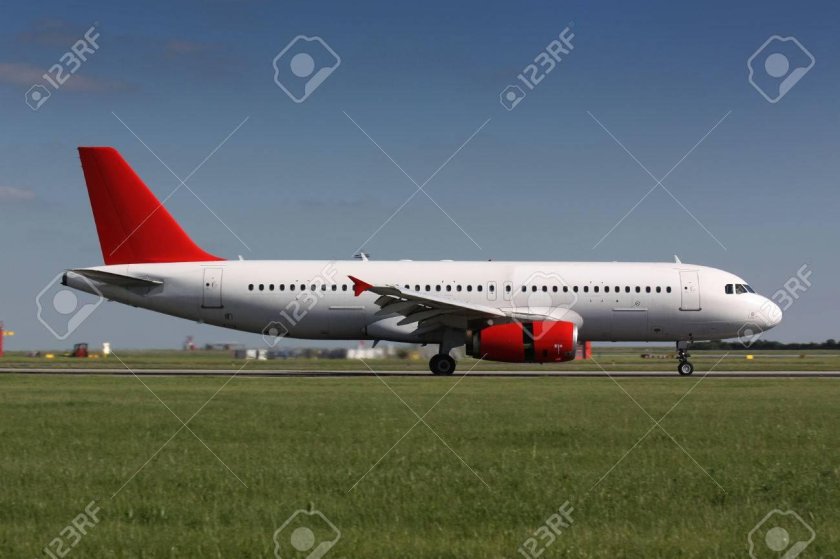 Самолёт с красным хвостом