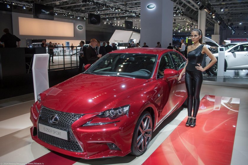 Девушка в автосалоне