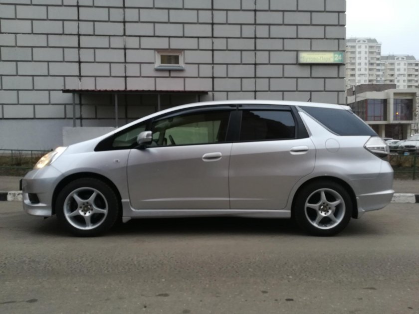 Honda Fit Shuttle на 16 колесах