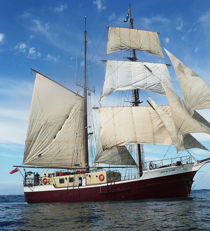 Шхуна в море