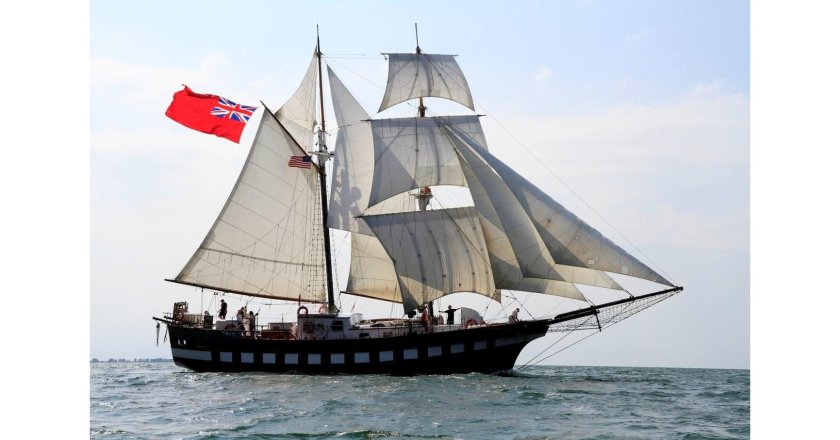 Парусная яхта Бригантина