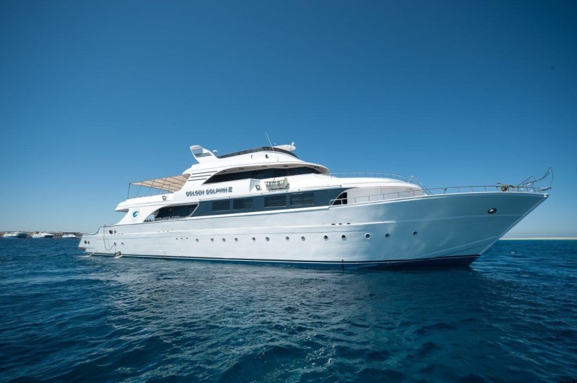 Белая яхта и дельфины