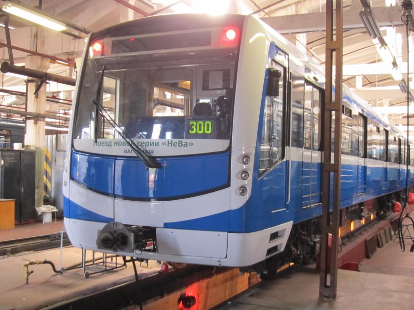 Поезд метро нева