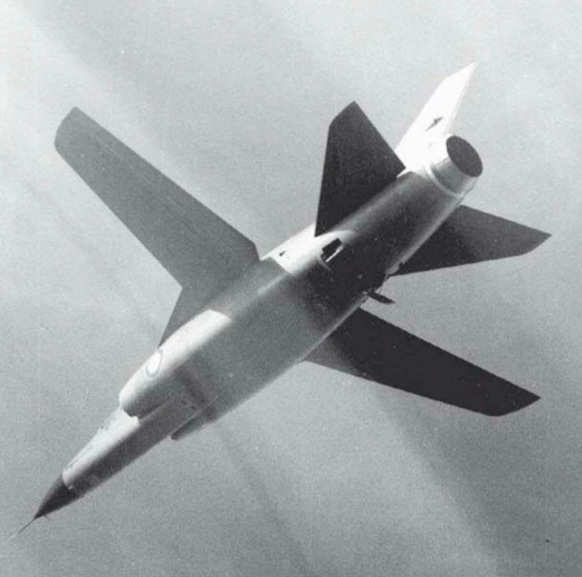 Первый самолёт с изменяемой стреловидностью крыла