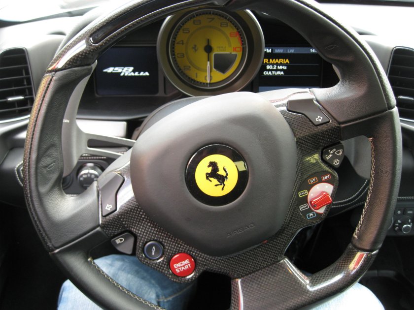 Ferrari 458 Italia руль алькантара