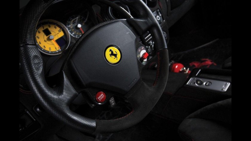 Приборная панель Феррари с горящим рулем