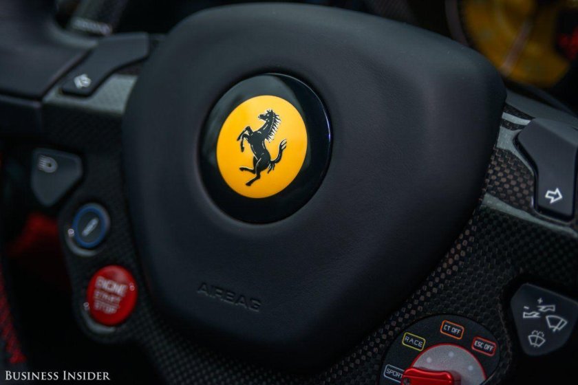 Улитка с логотипом Ferrari