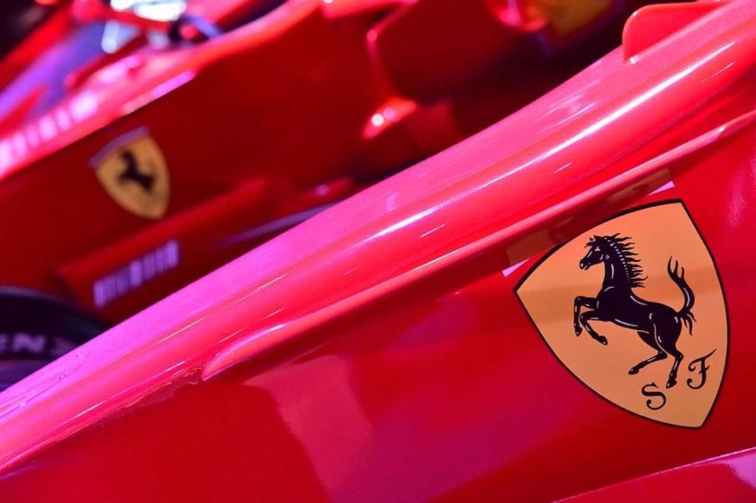 Феррари значок