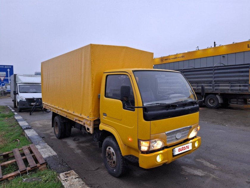 Тентованный грузовик