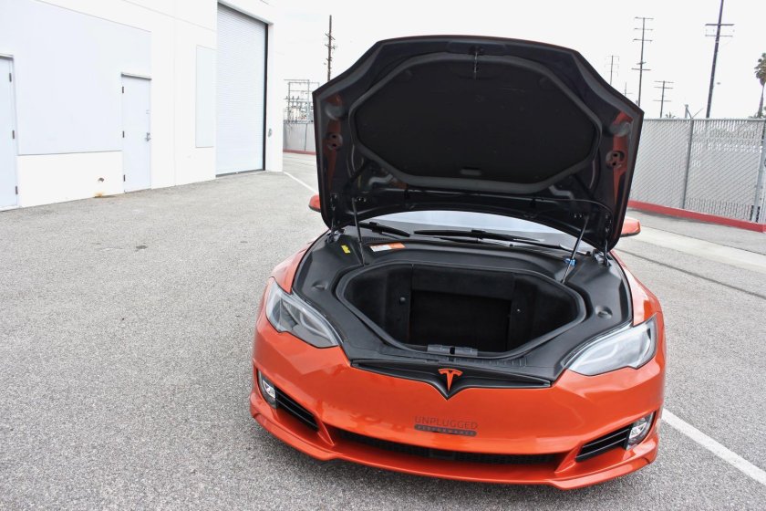 Tesla model x капот