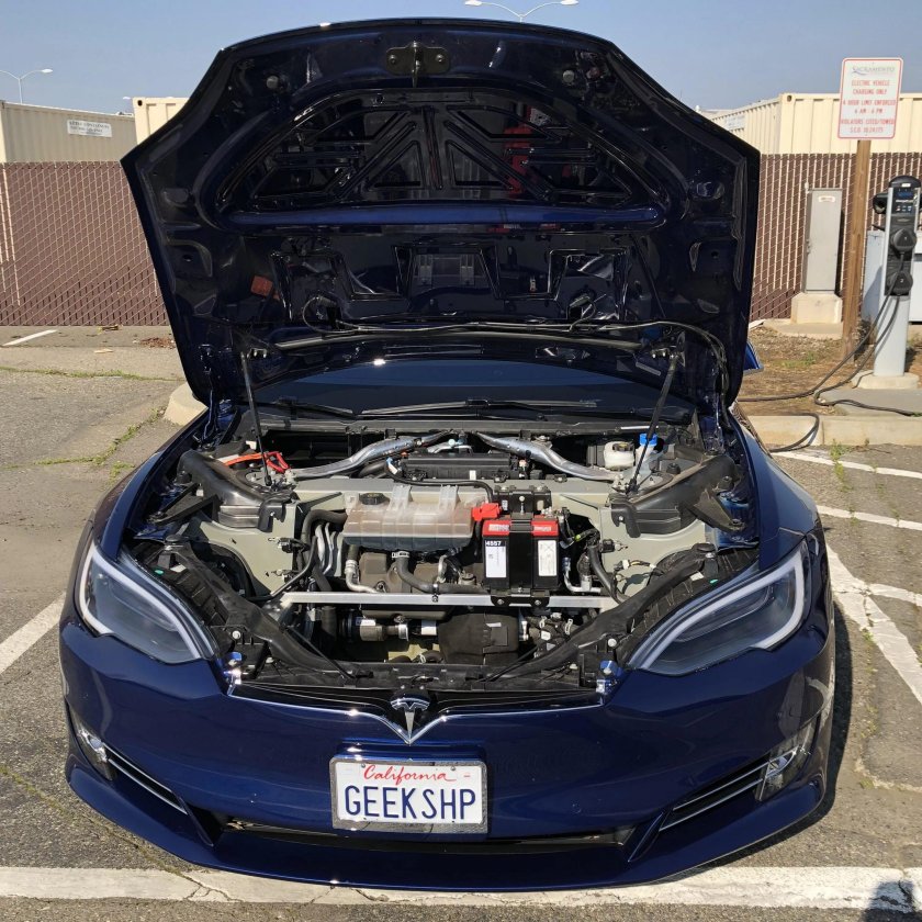 Tesla model 3 открытый капот