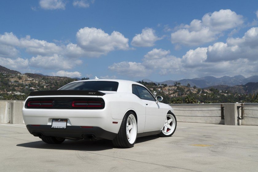 Dodge Challenger белый