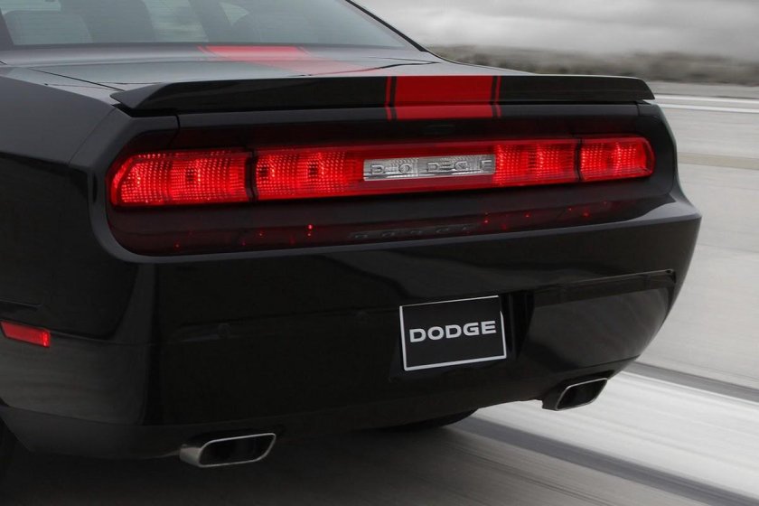 Dodge Challenger сзади