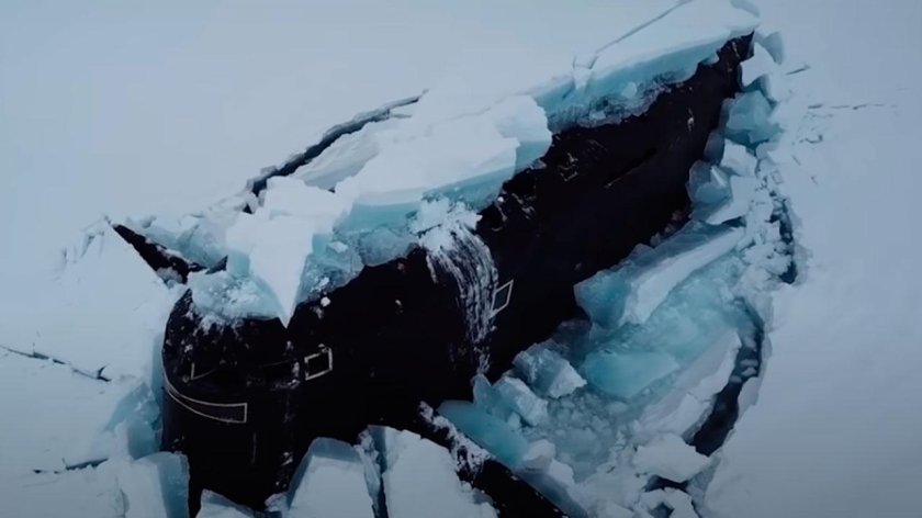 Всплытие подводной лодки в арктических льдах