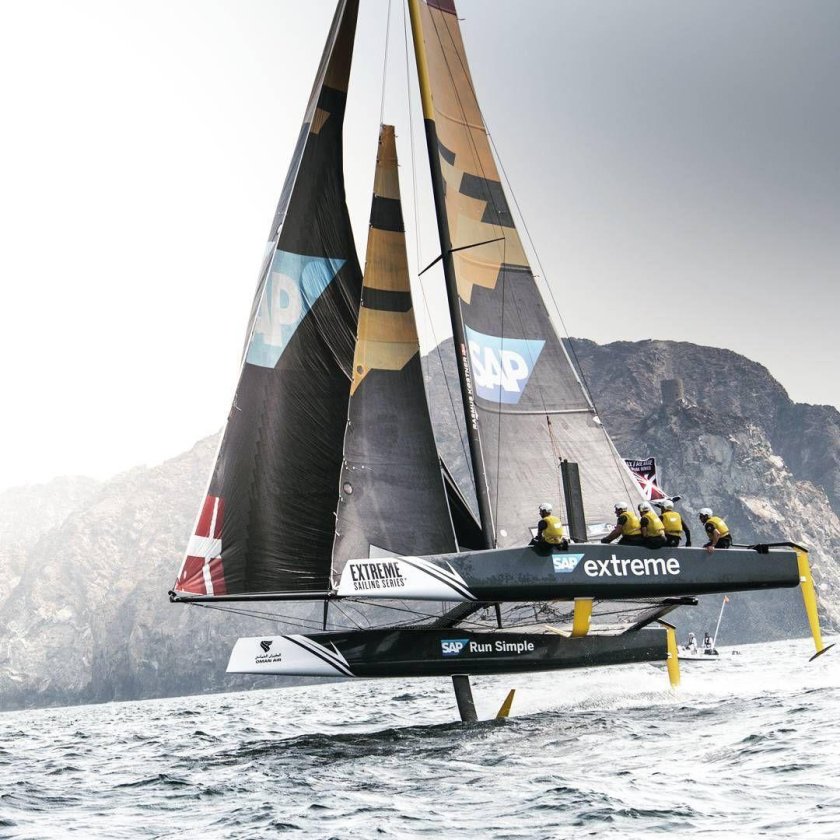 Парусная яхта тримаран